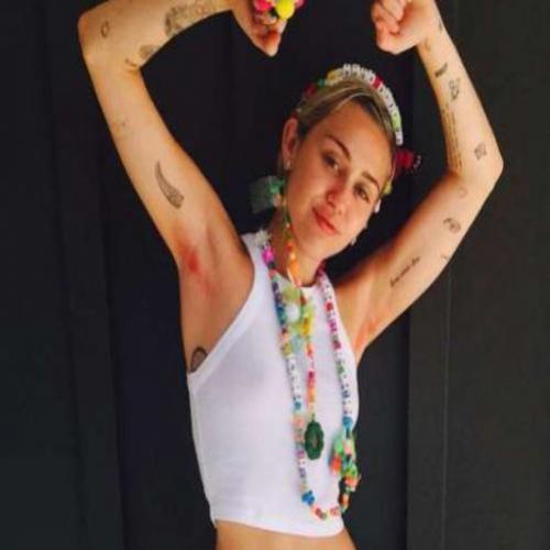 Miley Cyrus tinge pelos pubianos e das axilas e posta na web
