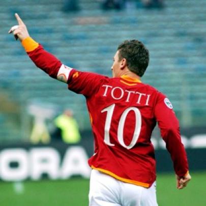Roma eterniza camisa 10 de Totti