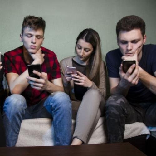 Abrir mão do smartphone prejudicaria a rotina de 77% dos jovens conect