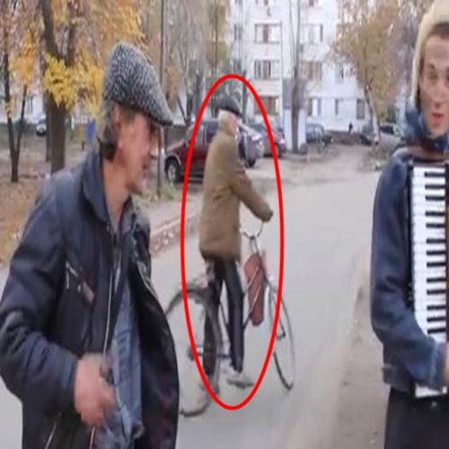 Homem de bicicleta aparece do nada na Rússia.Você pode explicar isso?