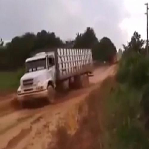 O que acontece se um caminhão correr em uma estrada esburacada?