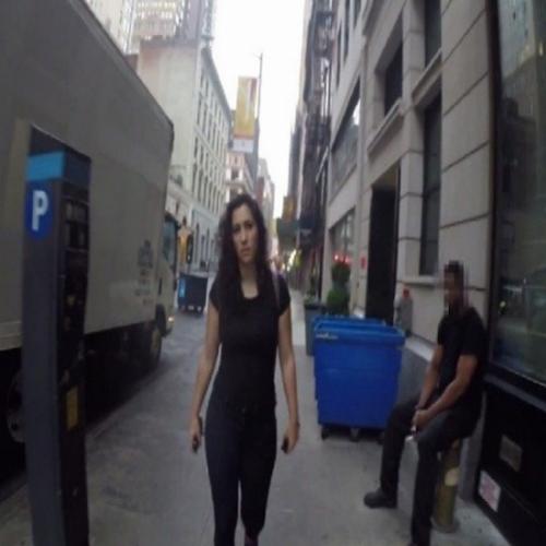 Olha o que passa uma mulher com roupa colada pelas ruas de NY