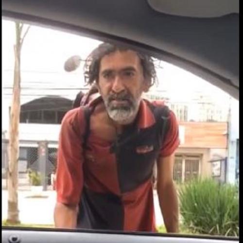 Vídeo inusitado - Veja como este Morador de Rua aceita esmolas...