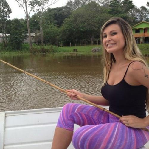 Mulher mostra como pescar piranhas