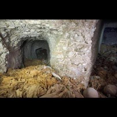 Arqueólogos espanhóis descobrem no Egito tumba com mais de 4.000 anos