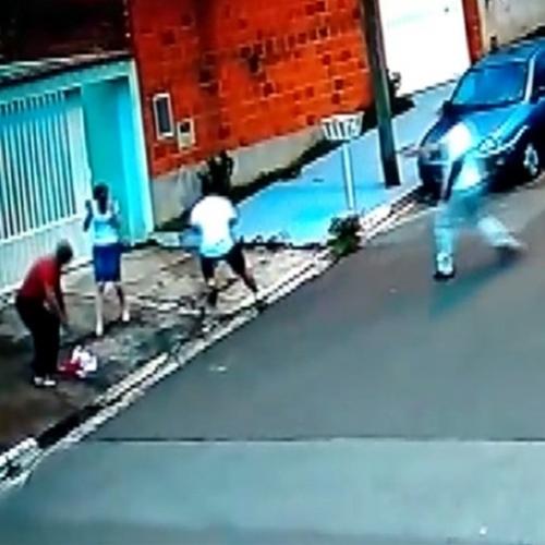 Policial joga bebê no chão para atirar em ladrão