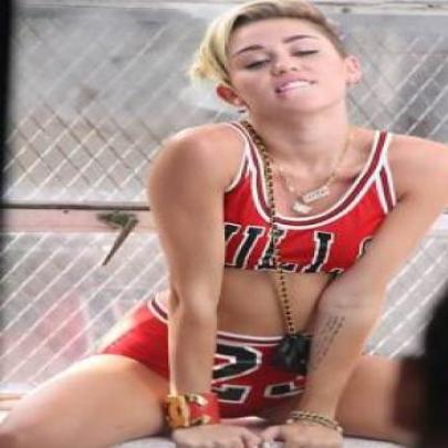 Miley Cyrus mostra quase tudo em ensaio com diretor de clipe polêmico