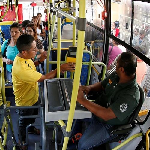 A diferença entre o transporte público no Brasil e no exterior