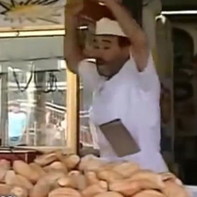 Pegadinha: vendendo pão na frente da padaria