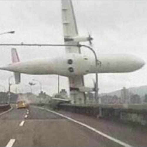 Imagens arrepiantes de um vídeo amador mostram avião caindo