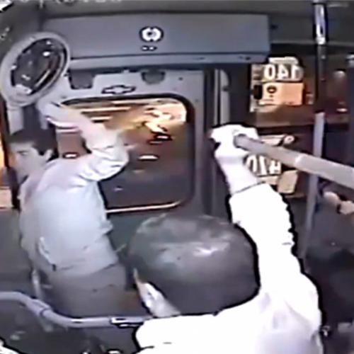 Homem tenta roubar ônibus e acaba levando um cacete do motorista