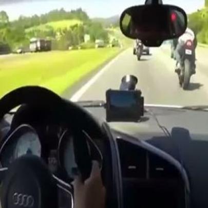 Vídeo de racha perigoso entre Audi e Motos feito em São Paulo....