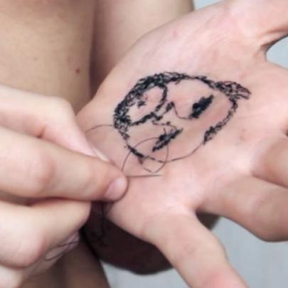 Artista costura retratos de sua família na palma da mão