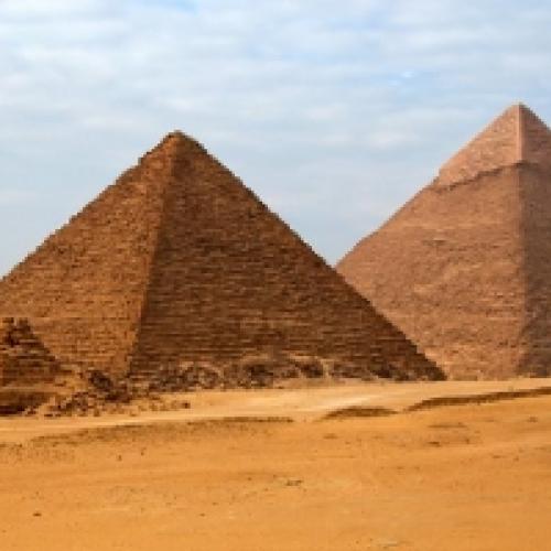 Arqueólogo propõe nova teoria sobre alinhamento das pirâmides.