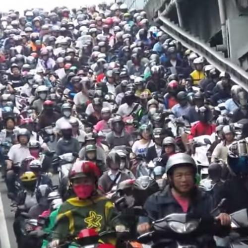 Uma avalanche de motos, gravado em uma rua de Taipei