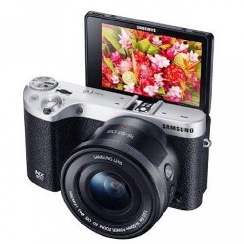 Câmera digital Samsung com tela especial para selfies