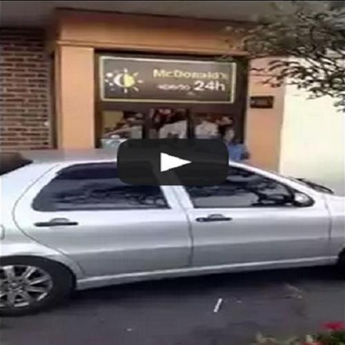 Jovens bêbados agridem funcionários de fast-food
