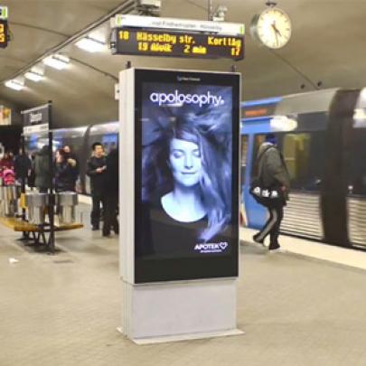 Painel interativo faz cabelo voar com a chegada do metrô