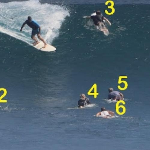 Surfista quase atropela 25 nadadores