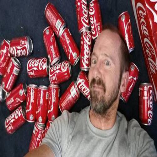 Veja antes e depois do homem que bebeu 10 latas de refrigerantes por d