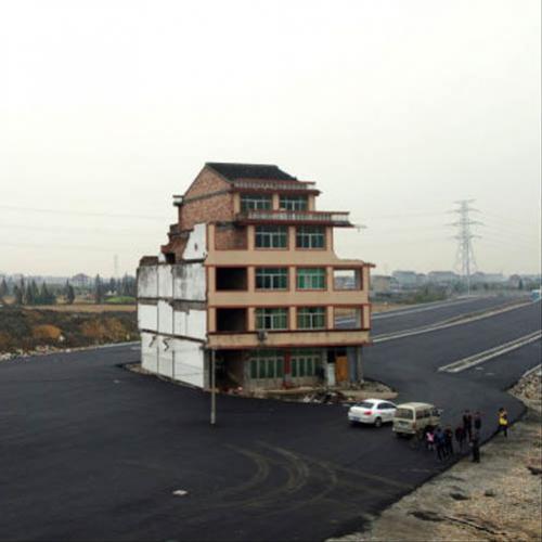 Construções ao redor de casas na China
