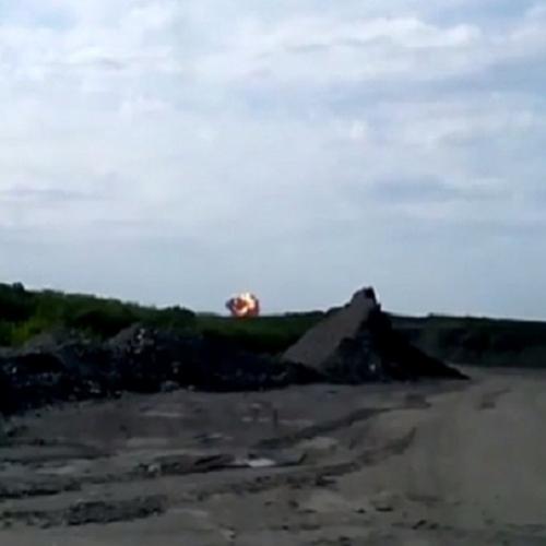 Vídeo do momento em que avião da Malasya explode ao colidir com o chão