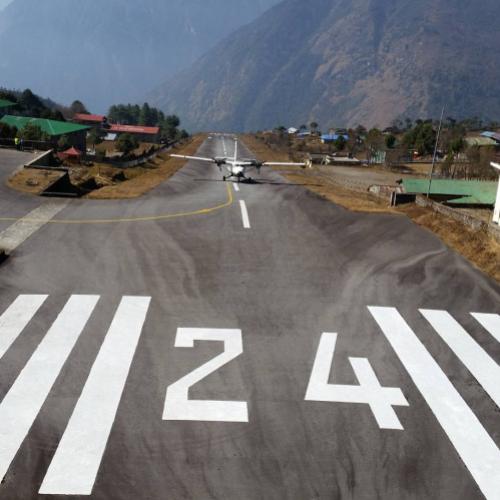 Avião pousando no aeroporto de Lukla Nepal 