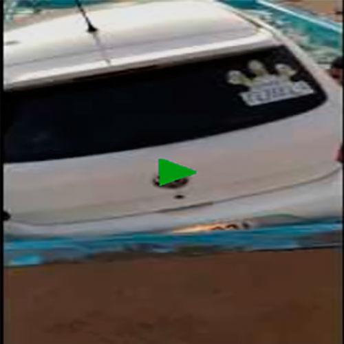 Quem foi que estacionou o carro dentro da piscina?