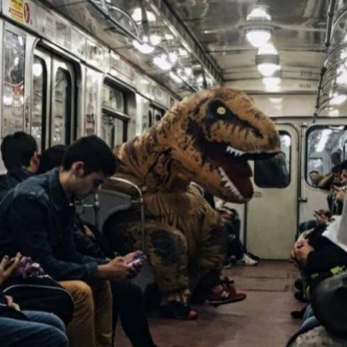 Pessoas estranhas vistas no metrô