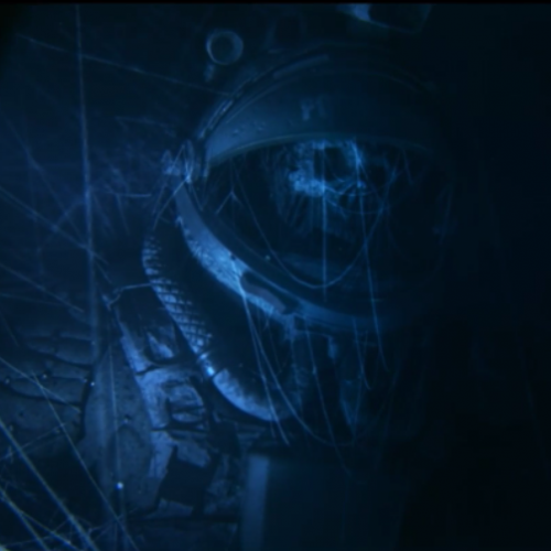 Astronautas decidem resgatar espaçonave e descobrem criatura mortal