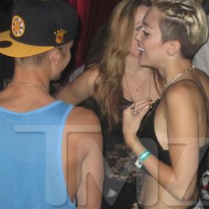 Justin Bieber e Miley Cyrus apanhados a flertar numa Boate de LA