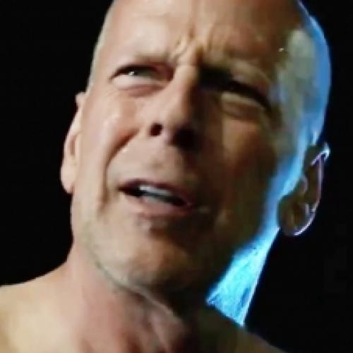 Bruce Willis descobre que seu querido cachorro foi sequestrado.