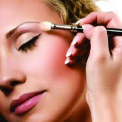 Atenção mulheres é possível sim fazer uma maquiagem em 10 segundos.