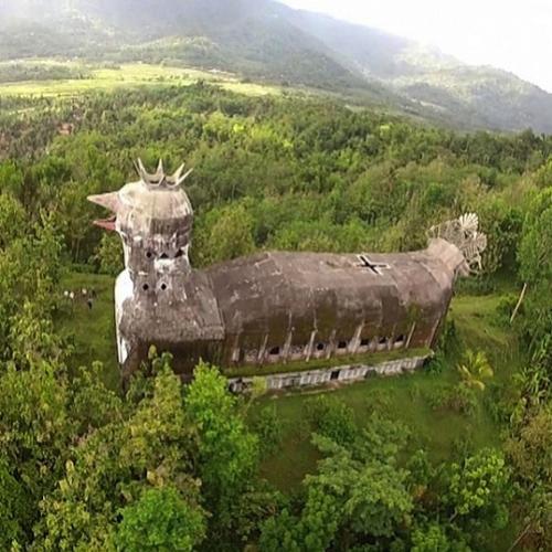 Igreja com formato de galinha gigante vira ponto turístico