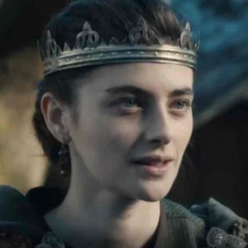 Atriz de ‘The Last Kingdom’ muda de visual para novo filme na Netflix