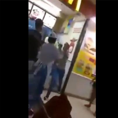 Atendentes do McDonald's saindo na porrada