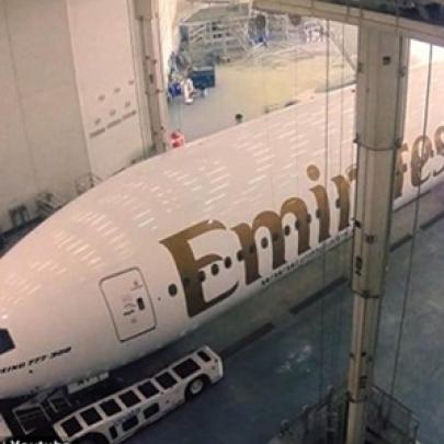 Time-lapse: Boeing 777 ganha roupa nova em 13 dias