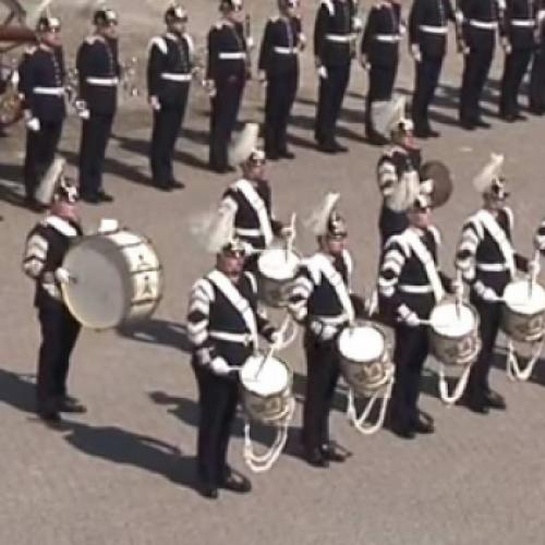 Banda do exército sueco homenageia o Rei tocando Swedish House Mafia