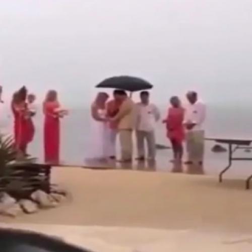Intervenção divina durante casamento na praia