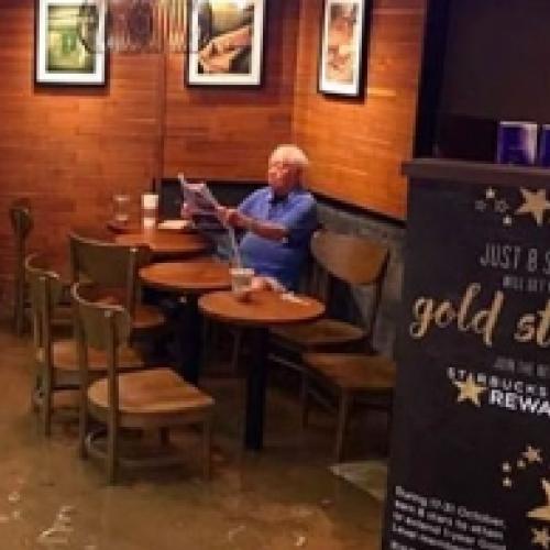 Um tiozinho em um Starbucks alagado foi a alegria da internet