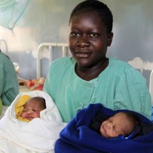 Jovem queniana batiza seus bebês com os nomes de Obama e Romney