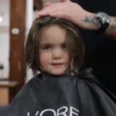 Menina de apenas 3 anos doa seu cabelo para crianças com câncer