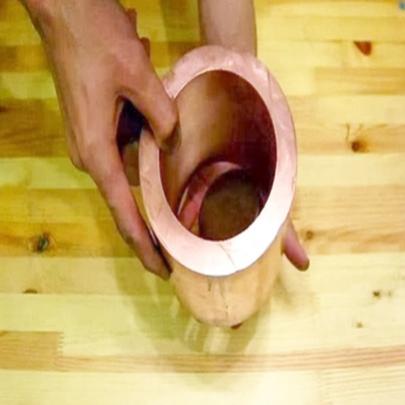 O que acontece quando jogamos um imã dentro de um tubo de cobre?