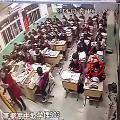 Camera flagra suicidio em sala de aula na china
