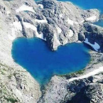 Lago Shimshal, o lago do coração no Paquistão