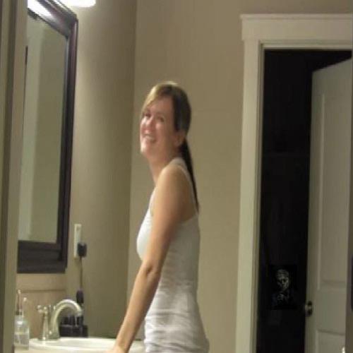 O namorado filmava a namorada no banheiro e de repente… [ Vídeo]