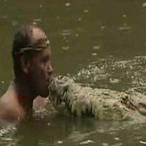 Homem beija crocodilo na boca. Veja o que aconteceu depois!