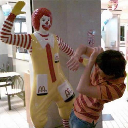 Pessoas zuando o Ronald McDonald
