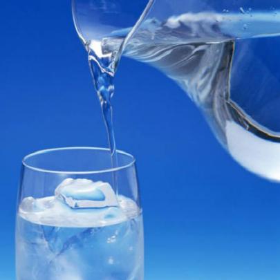 Beber água demais pode ser tão ruim quanto beber pouco