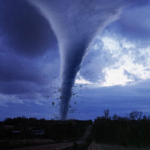 Tornado relâmpago destruindo tudo